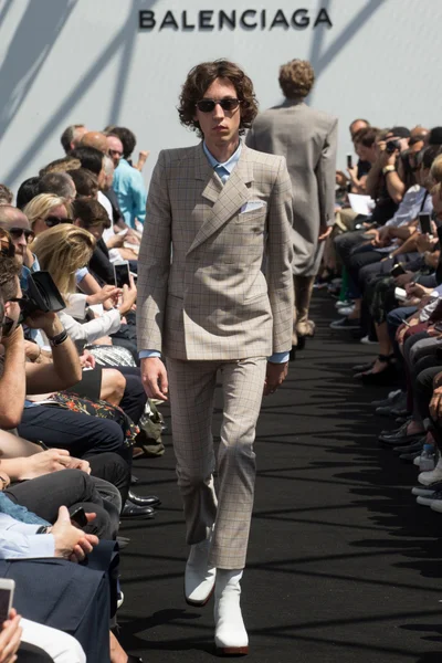 Look 8
